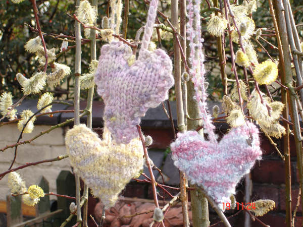 knit project: knitted hearts for the beginners knitting class in altrincham with debbie tomkies of dt craft and design